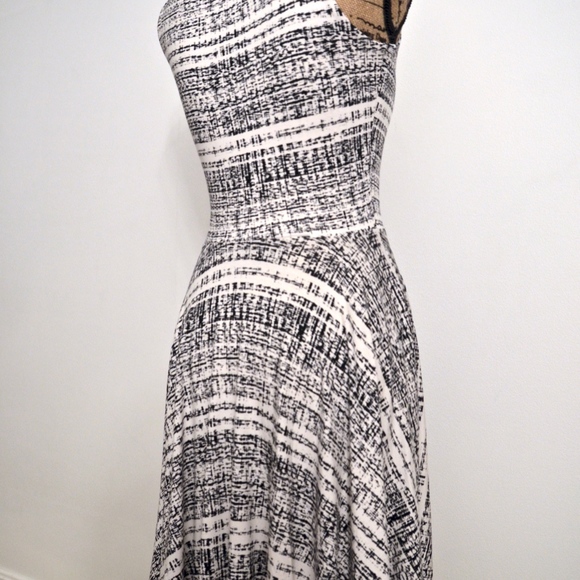 Black and White Print Shift dress - Picture 5 of 7